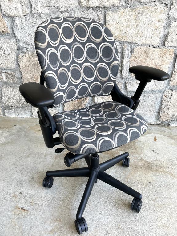 Steelcase Leap V1 Task Chair- Lg Circle - click to see full size photo