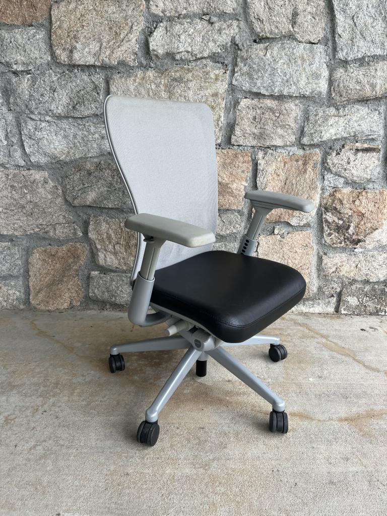 Haworth Zody task chair White / Light Gray - click to see full size photo